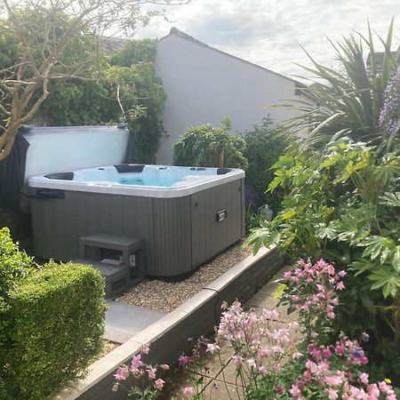 Bryntirion Farmhouse Apartment With Hot Tub Llanfair Caereinion エクステリア 写真