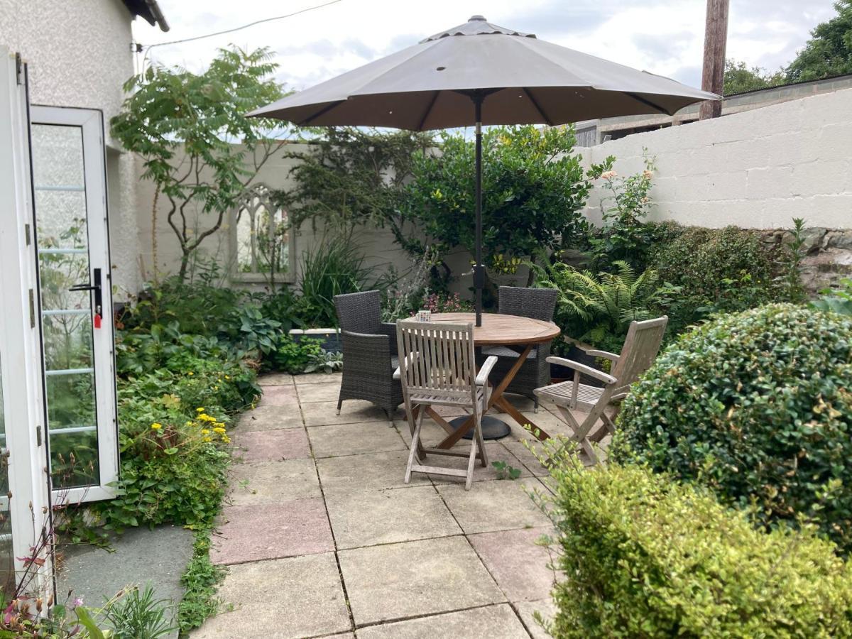 Bryntirion Farmhouse Apartment With Hot Tub Llanfair Caereinion エクステリア 写真