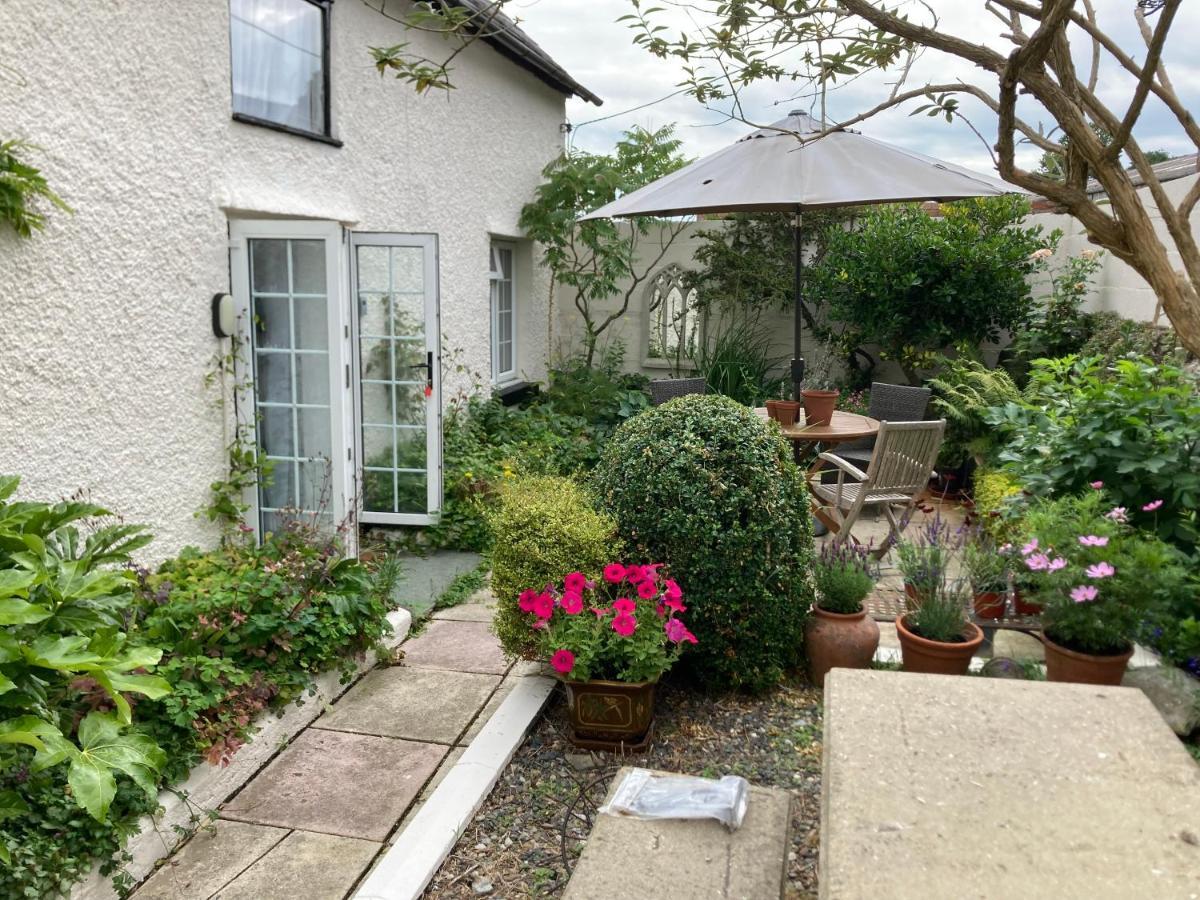 Bryntirion Farmhouse Apartment With Hot Tub Llanfair Caereinion エクステリア 写真