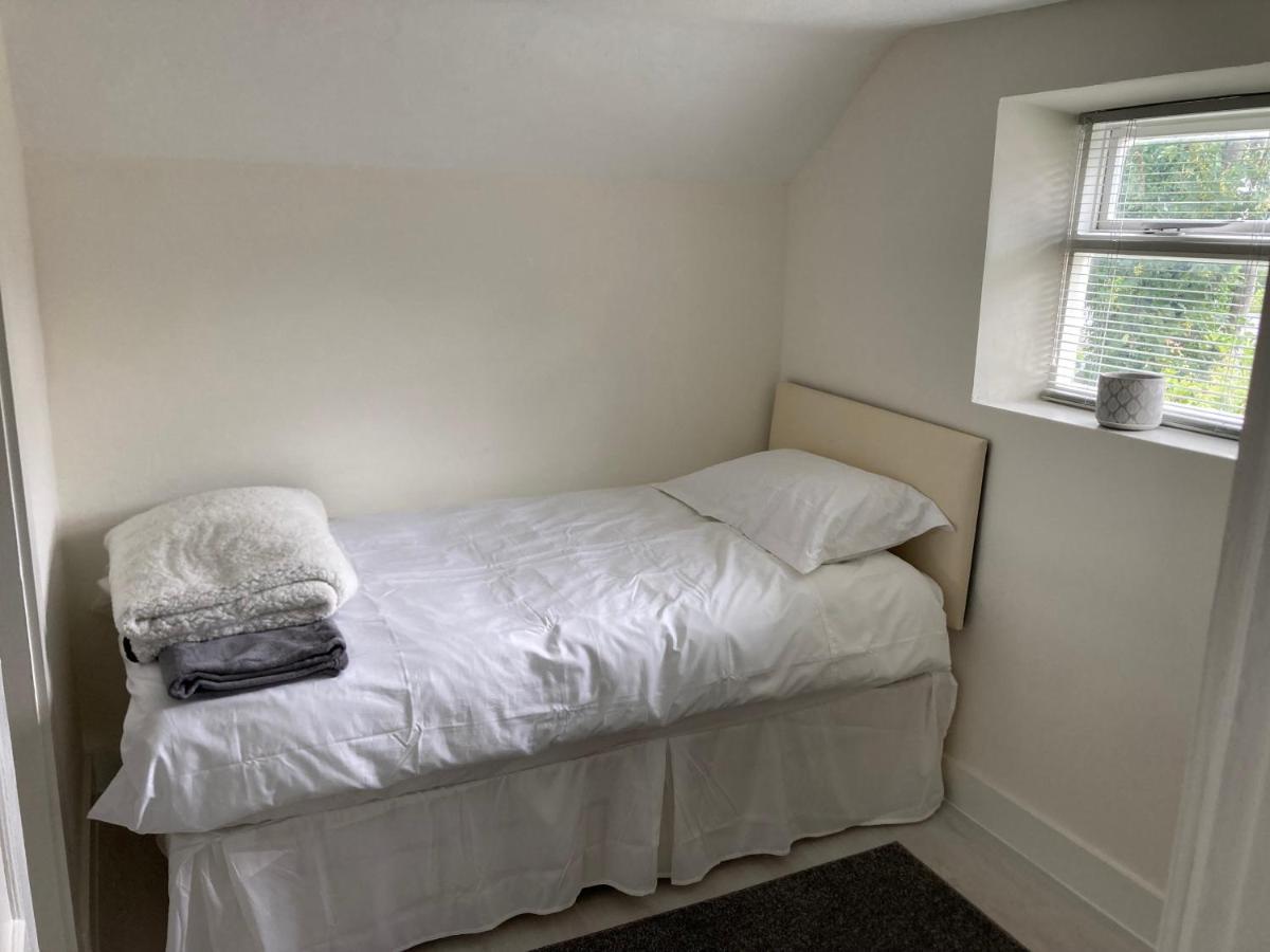 Bryntirion Farmhouse Apartment With Hot Tub Llanfair Caereinion エクステリア 写真