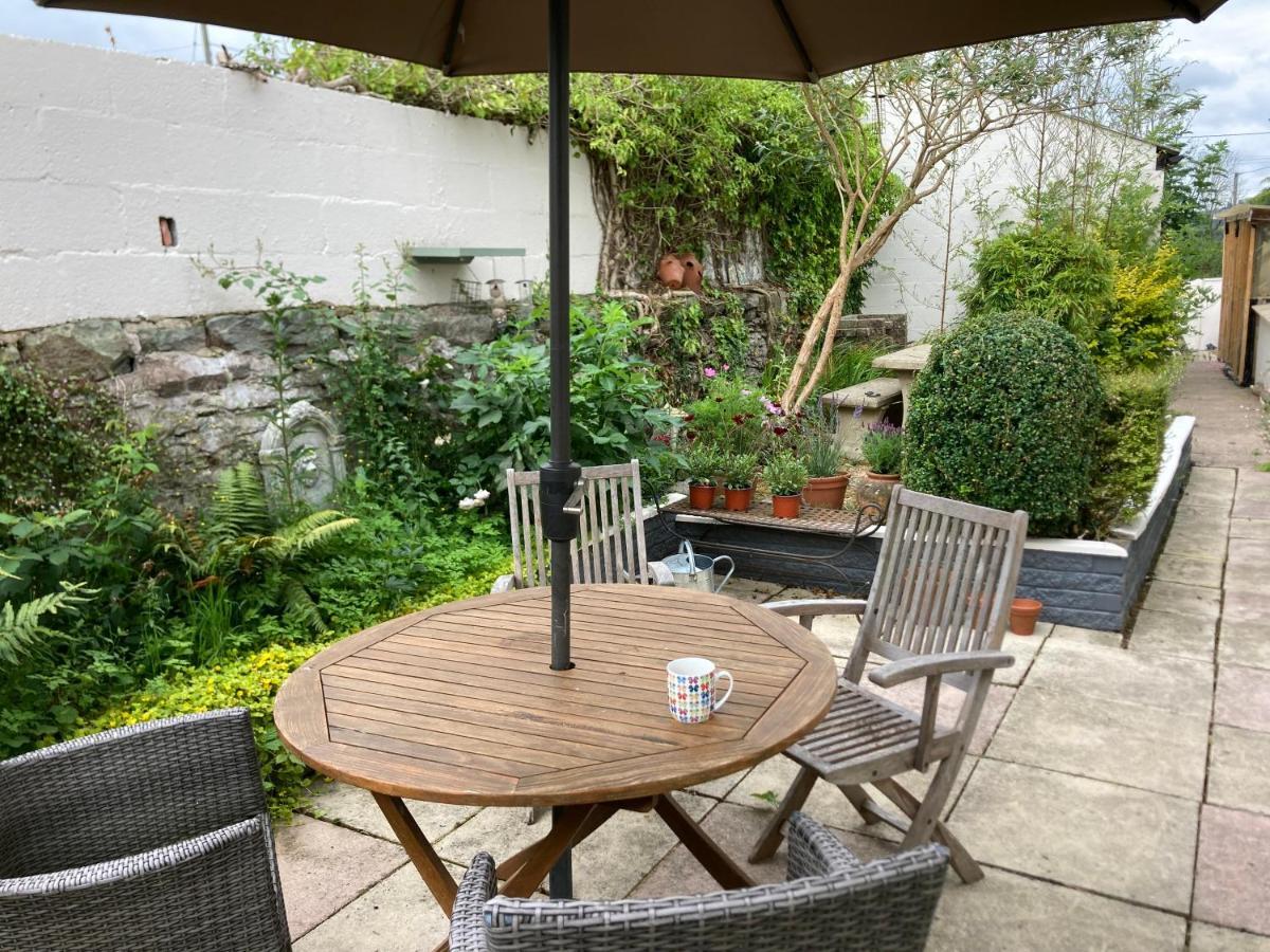 Bryntirion Farmhouse Apartment With Hot Tub Llanfair Caereinion エクステリア 写真