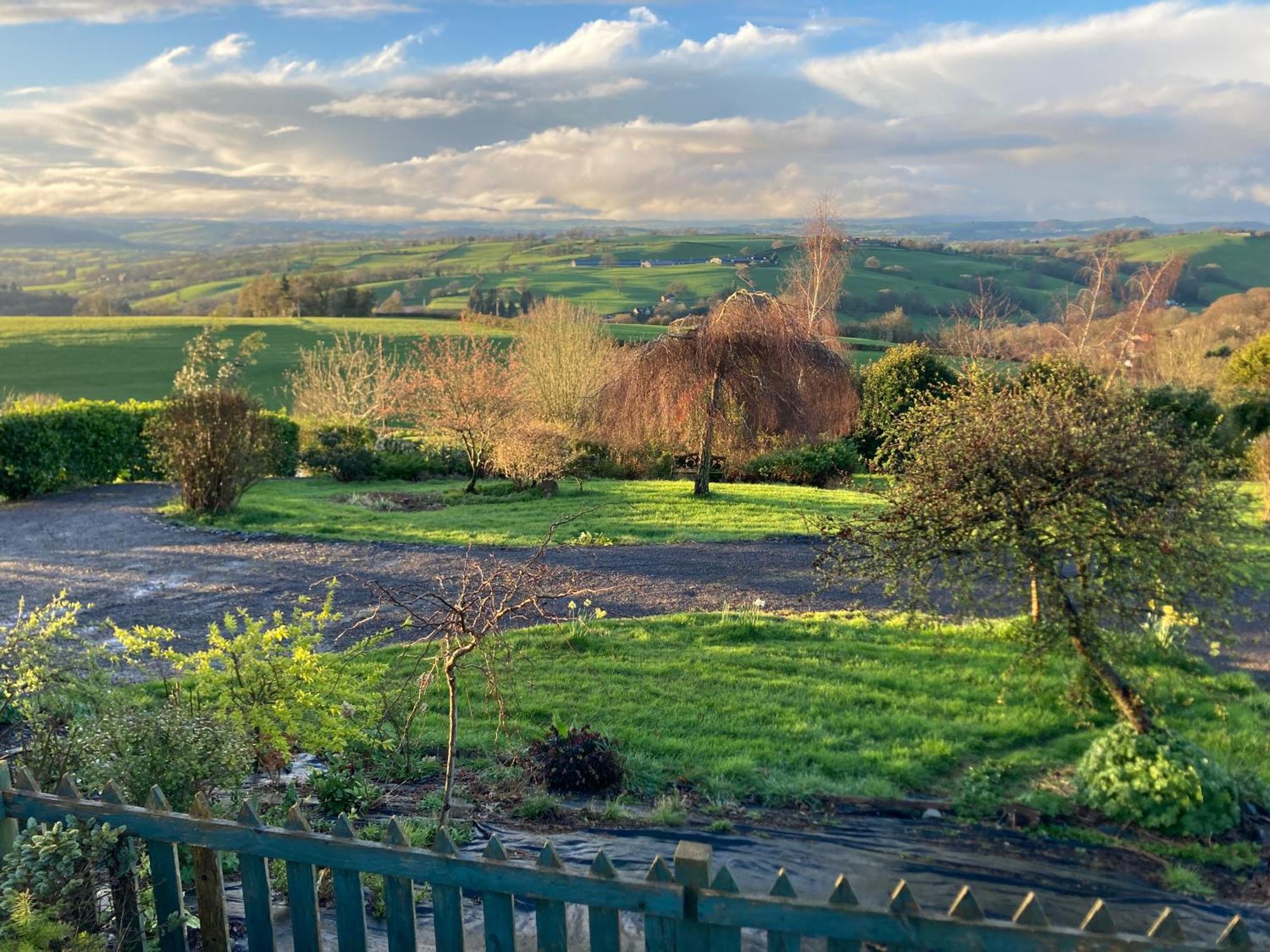 Bryntirion Farmhouse Apartment With Hot Tub Llanfair Caereinion エクステリア 写真