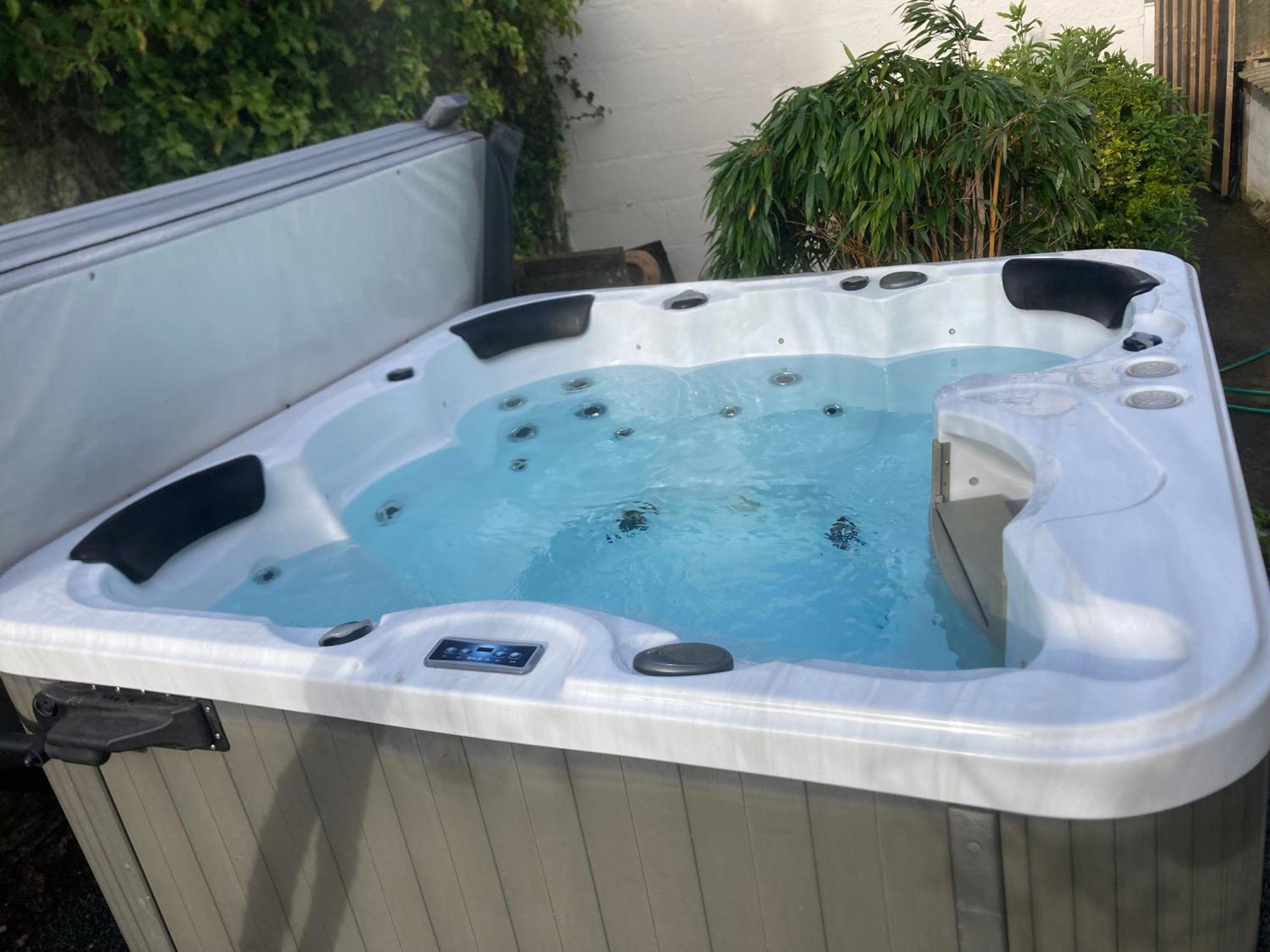 Bryntirion Farmhouse Apartment With Hot Tub Llanfair Caereinion エクステリア 写真