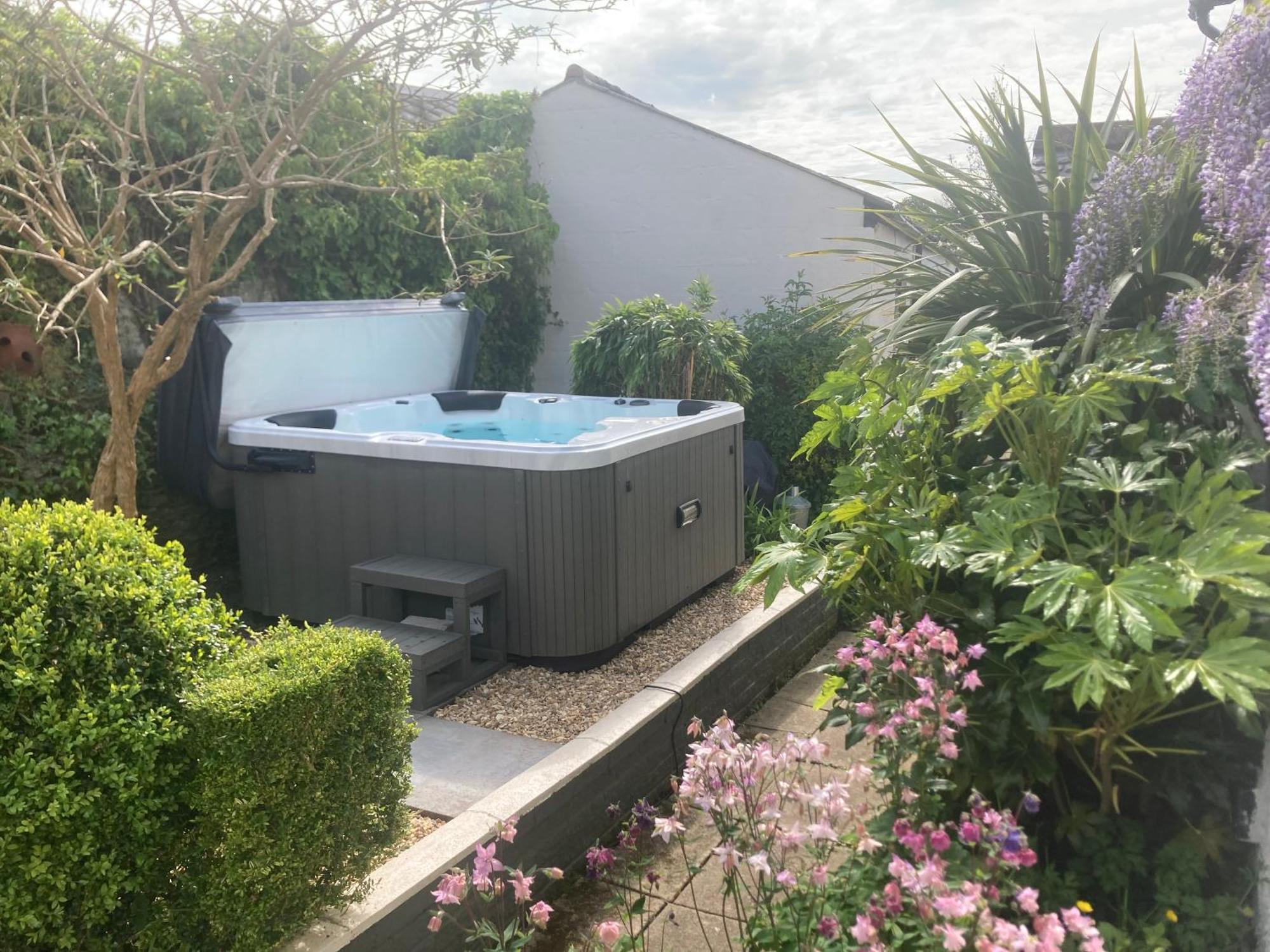 Bryntirion Farmhouse Apartment With Hot Tub Llanfair Caereinion エクステリア 写真
