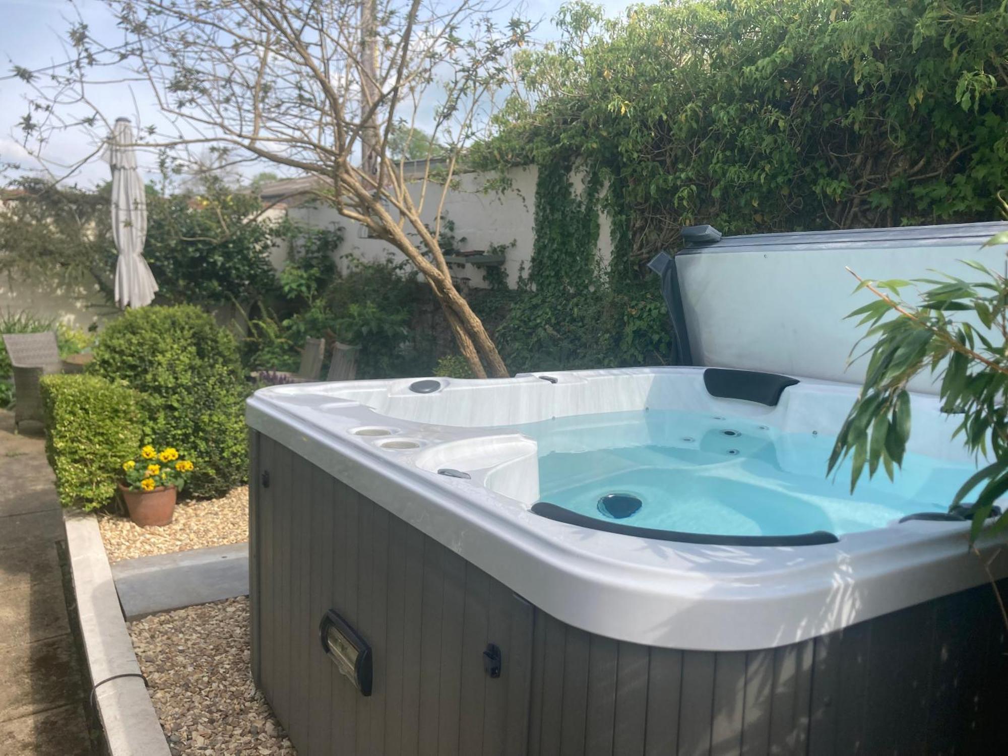 Bryntirion Farmhouse Apartment With Hot Tub Llanfair Caereinion エクステリア 写真